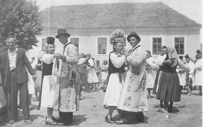 Brauttanz vor der Kirche(um 1955) Hilda und Martin Schmidt. Brauttanz vor der Kirche(um 1955) Hilda und Martin Schmidt.